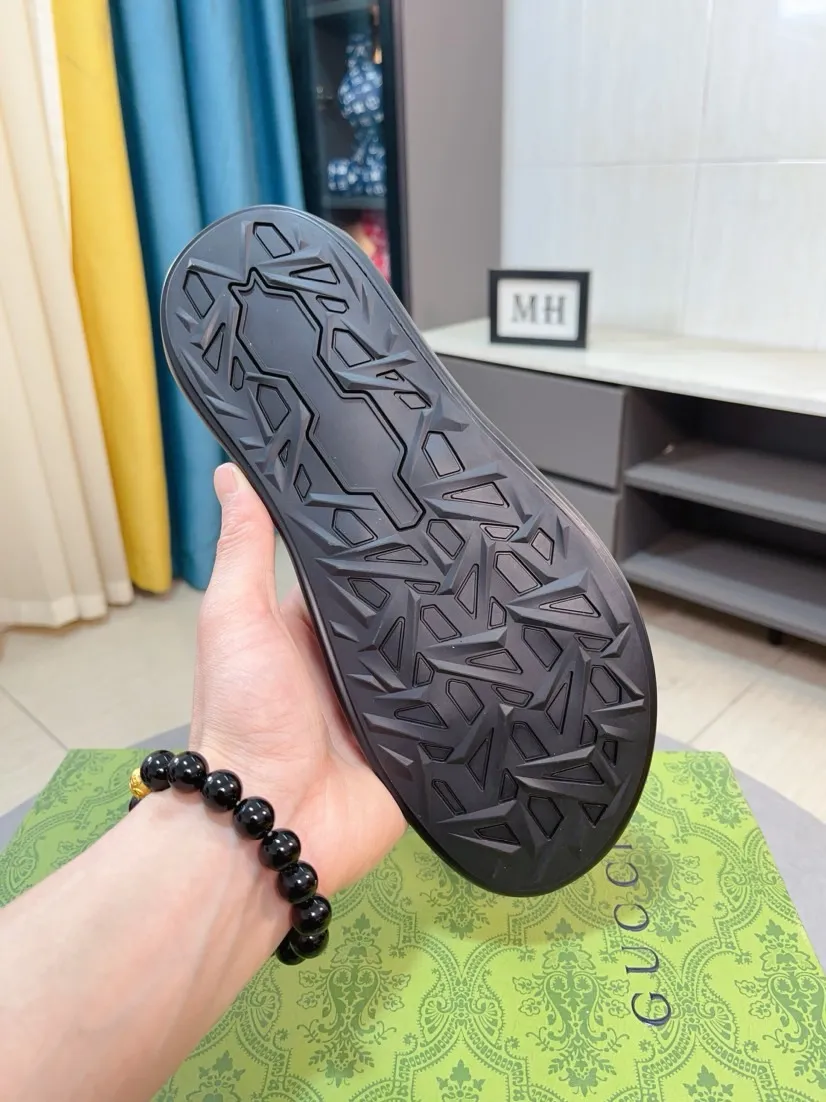 Men's shoes 💰260🌹🌹 (gucci-Gucci) New men's slippers, high-end boutique, made of cowhide, with exquisite embossed logo decoration on the upper, fine workmanship, super soft soles, casual, loose and comfortable, a must-have in summer! \nsize：38-44